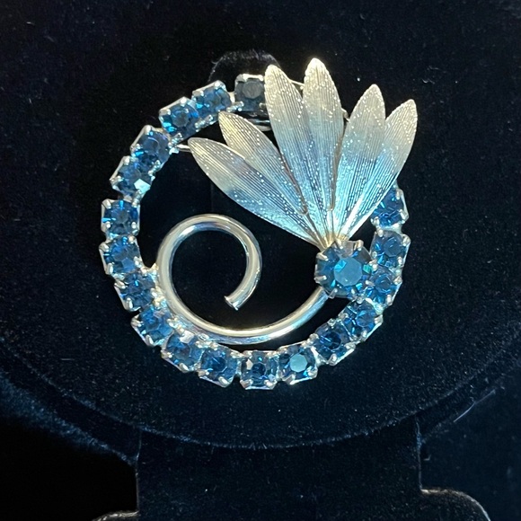 Vintage Silver-Tone Blue Rhinestone Circle Brooch with Leaf Detail - Picture 3 of 12